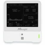 AM319 9-in-1 LoRaWAN Raumsensor von Milesight mit einem dunklen Hintergrund